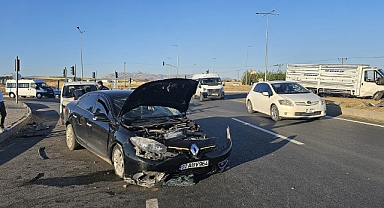 Kamyonet ile otomobil çarpıştı: 2 yaralı   