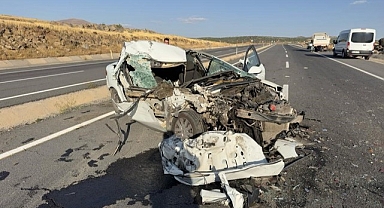 Kamyonla çarpışan otomobil hurdaya döndü