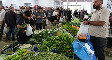 Kapalı semt pazarında cumartesi yoğunluğu