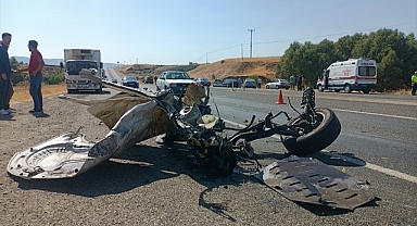 Karşı yönden gelen otomobille çarpıştı: 1 ölü, 2 yaralı!
