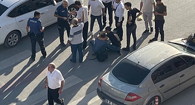 Karşıdan karşıya geçecekti! Minibüs çarptı!