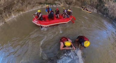 Kavurucu sıcaklarda rafting yaparak serinlediler