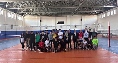 Kaymakam, öğrencilerle voleybol oynadı