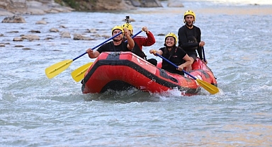 Kaymakam, sporcularla Zap Suyu'nda rafting yaptı