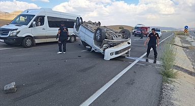 Kontrolden çıkan pikap devrildi!