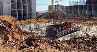 Kule vinç devrildi: 2 yaralı