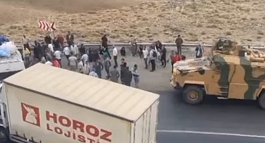 Minibüs ile kamyon çarpıştı! Ortalık savaş alanına döndü