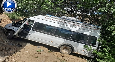 Minibüs şarampole devrildi:2 yaralı