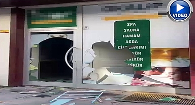 Öfkeli baba masaj salonunu bastı: Ortalık savaş alanına döndü