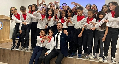 Öğrencileri genç öğretmenlerini unutmadı