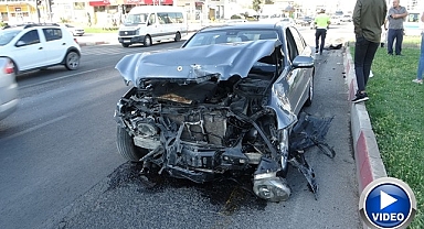 Otomobilin çarptığı araç refüje savruldu!