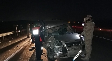 Otomobilin traktöre çarpmasıyla araca sıkıştı