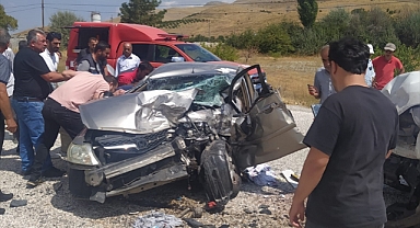 Pikapla otomobil çarpıştı, 4 kişi yaralandı