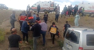 Şarampole devrilen kamyonette yaralandılar