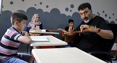 Saza işlediği her tel bir gönülde hayat buluyor