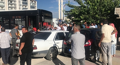 Şehir içi otobüs 2 otomobile çarptı: 5 kişi yaralandı