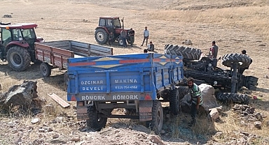Tahıl yüklü traktör devrildi: 1'i ağır 2 yaralı!