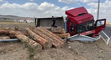 Tomruk yüklü tır devrildi! Kars-Erzurum kara yolu ulaşıma kapandı