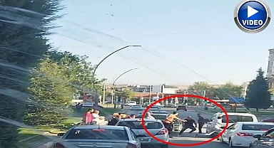 Trafikte tekmeli yumruklu kavga!