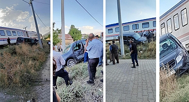 Tren hemzemin geçitte otomobile çarptı!
