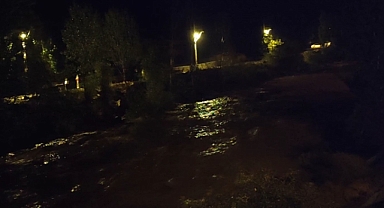 Uzundere'de sağanak yağış korkuttu   