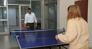Vali Çiftçi, ÇODEM'de çocuklarla tenis oynadı