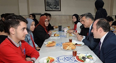 Vali Çiftçi öğrencilerle kahvaltıda buluştu   