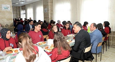 Vali Çiftçi öğrencilerle kahvaltıda buluştu