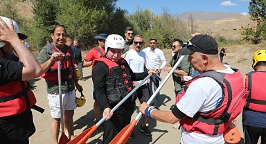 Vali, Karasu Nehrinde rafting yaptı