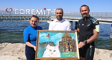 Van Gölü'nün derinliklerinde resim çizdi
