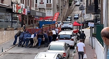 Yolu kapatınca vatandaşlar seferber oldu!