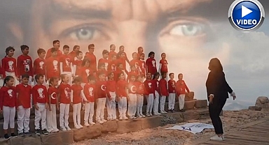 100. Yıl Marşını, zirvede seslendirildi