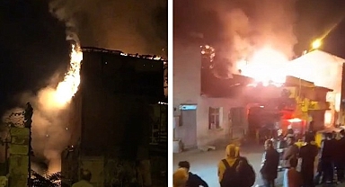 2 katlı binanın çatısı alev alev yandı!