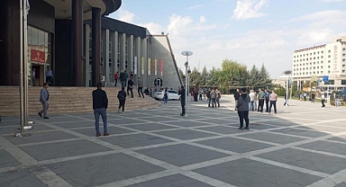 4.3'lük depremle sallandı!