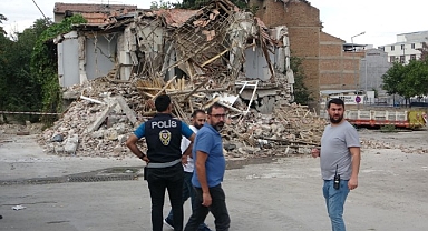 Ağır hasar almıştı! Büyük gürültüyle çöktü!
