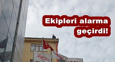 Ailesiyle sorun yaşayınca soluğu çatıda aldı!