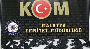 Aracın farklı yerlerine gizlenmiş halde bulundular!