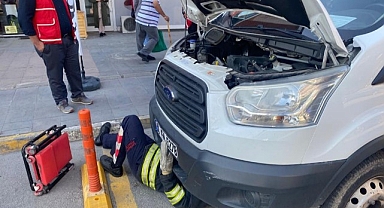 Aracın motoruna sıkıştı!