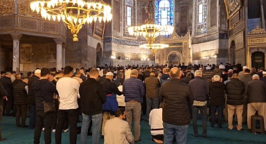 Ayasofya Camii’nde eller Filistin için kalktı!