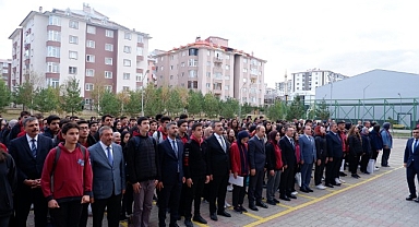 Bakan Tekin, öğrencilerle saygı duruşunda bulundu