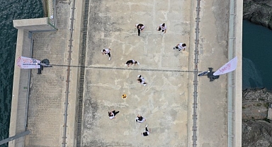 Barajın üzerinde voleybol oynadılar