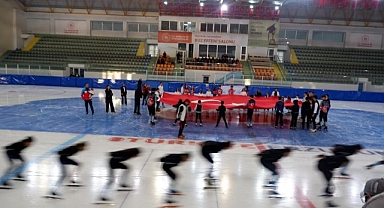 Buzda coşkulu Cumhuriyet kutlaması