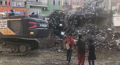 Çocuklar canı pahasına topluyor!
