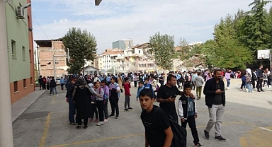 Depremi duyan veliler okullara akın etti!