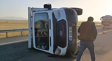 Devrilen kamyonette can pazarı!
