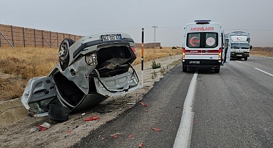 Devrilen otomobil içinden çıkarıldılar