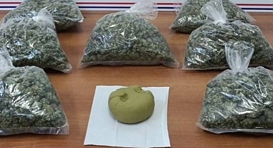Durdurulan araçtan çıktılar!