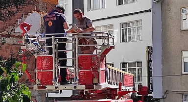 Ekipler seferber oldu! Balkonda mahsur kaldı!