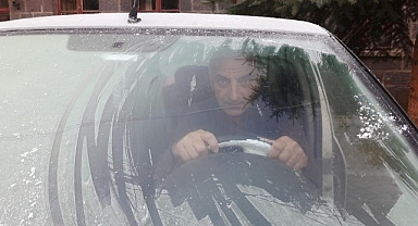 Eksi 5 dereceyi gördü, araçların camları buz tuttu