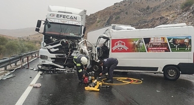 Erzurum'da dolu kaza getirdi! Minibüs ile tır birbirine girdi